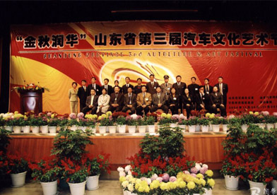 第三屆>>泉城廣場的如潮人流詮釋著大家對藝術(shù)節(jié)喜愛